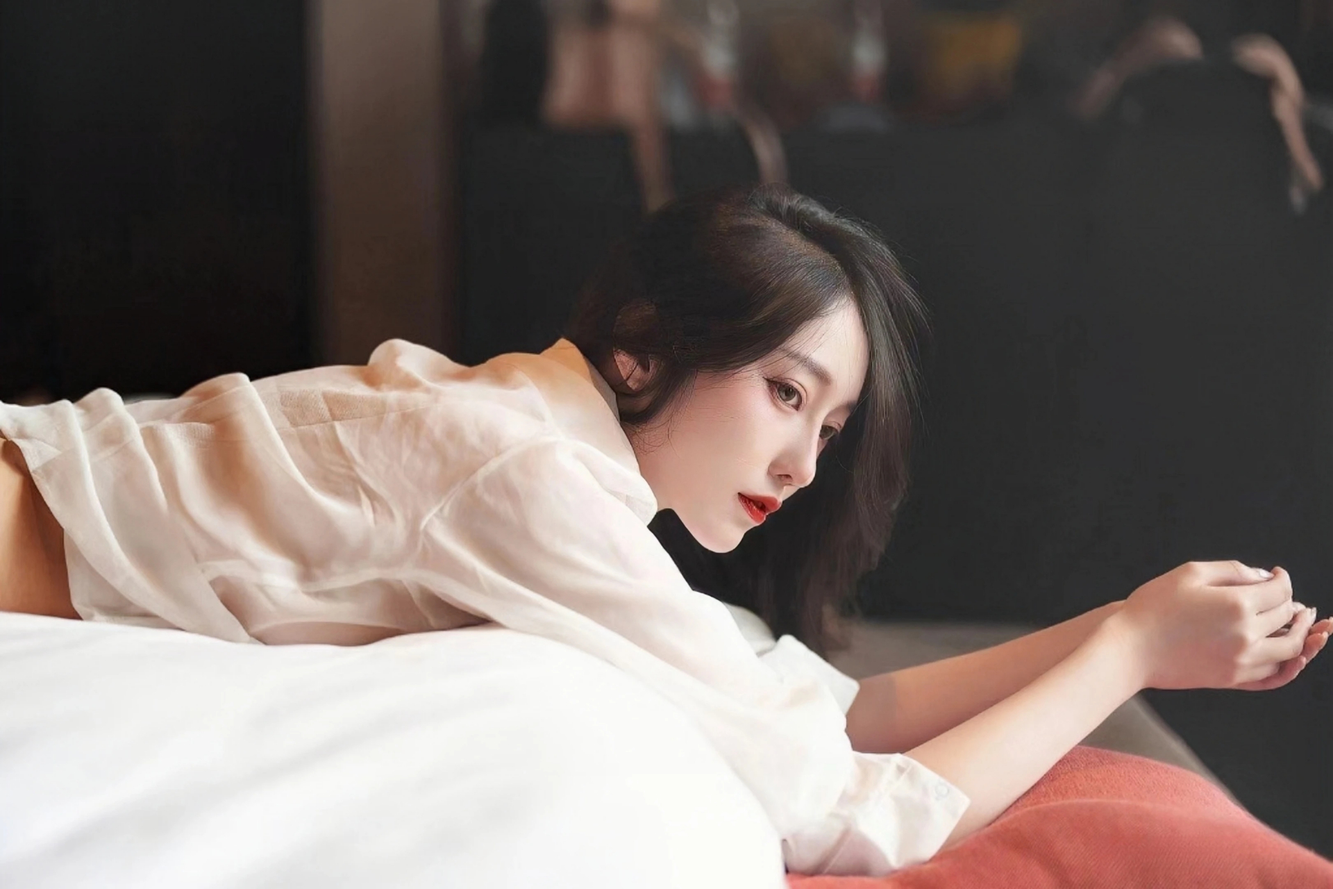 “峰·彩”珠峰摄影展亮相上海 60幅作品礼赞西藏自治区成立60周年